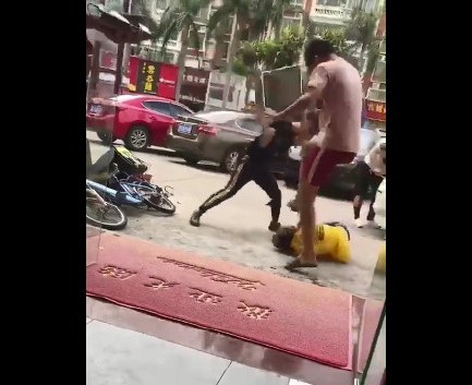 外卖小哥遭三人殴打 美团：必须讨回公道