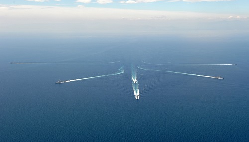 资料图片：2010年7月27日，参加韩美联合军演的舰只在海面航行。新华社/联合通讯社