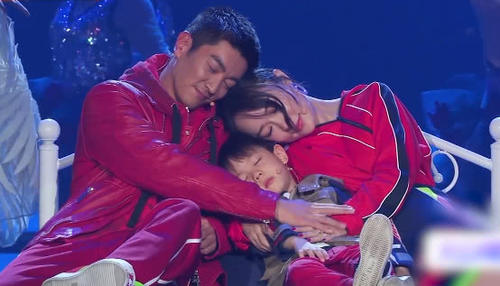 霍思燕一家三口合体上春晚,嗯哼很聪明,杜江的