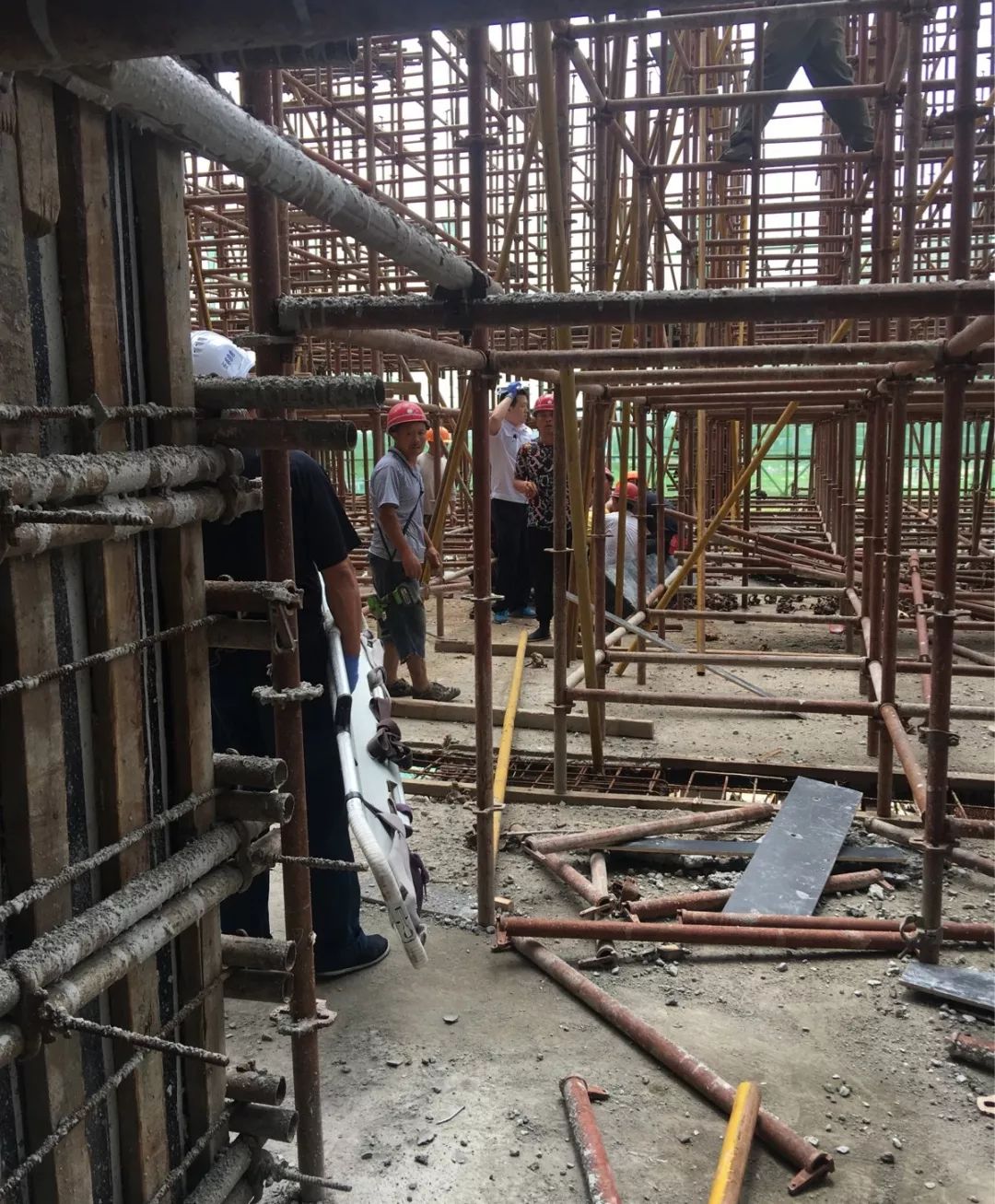 揪心!长春一工地男子从6米高处坠落,钢管穿透