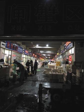 9月25日凌晨4时许，京深海鲜批发市场大闸蟹区备货忙碌。