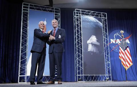 图为美国副总统彭斯（左）23日在约翰逊航天中心。（美联社）