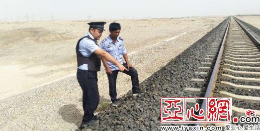 沈阳游客不慎掉落手机 新疆铁警冒雨徒步十余