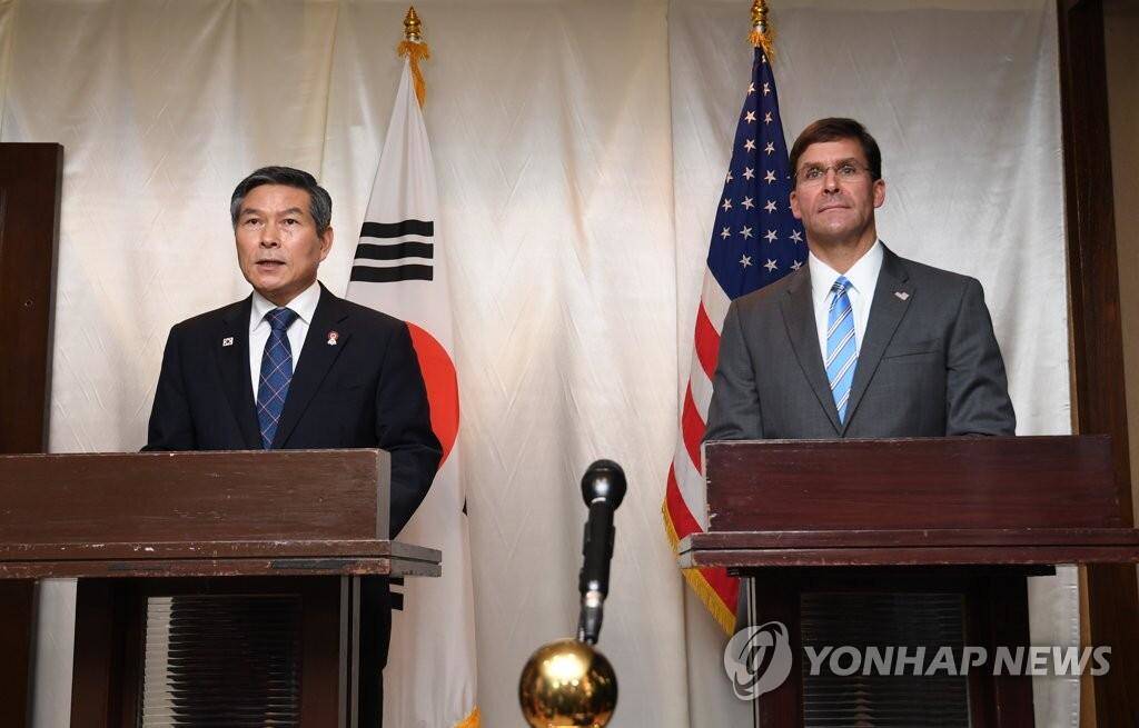 11月17日,在泰国曼谷,郑景斗与马克·埃斯珀共同会见记者介绍双边会谈结果。 图源:韩联社