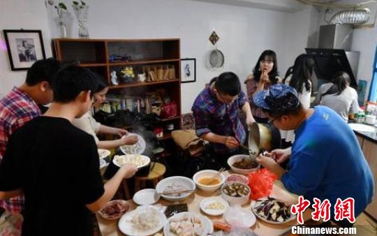 消费者只需自备好食材,就可到该“共享厨房”一展厨艺。 吕明 摄