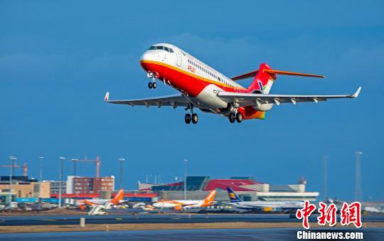 中國自主研制的ARJ21-700飛機的104架試飛飛機。　中國商飛供圖
