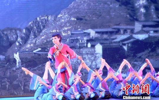 山西省教育厅高雅艺术进校园优秀剧目的素质教育歌舞剧《晋商魂》取材晋商文化,以祁县乔氏家族的故事为依托,荡气回肠地叙述了男主人公乔贵庸从白手起家到步入辉煌的创业历程。 屈丽霞 摄 全国高职院校素质教育研讨会召开 近300专家学者探索教育新路径