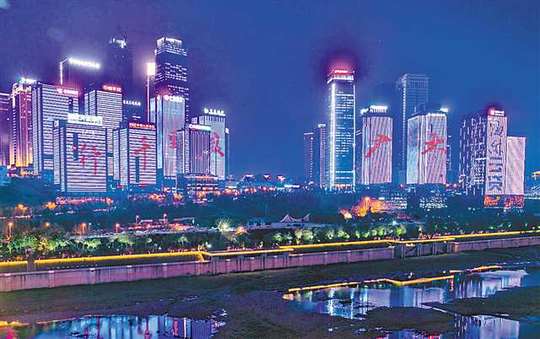 重庆夜景再添亮点:一组由江北嘴11栋楼宇灯光屏联动组成的灯光秀