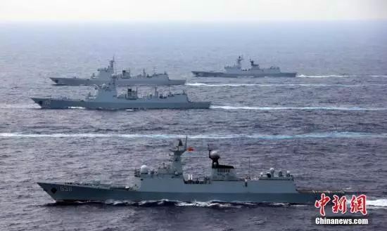 资料图：中国海军新型战舰驰骋南海。