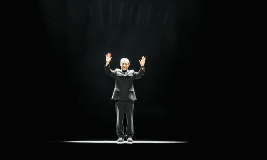 演出结束后,张艺谋谢幕