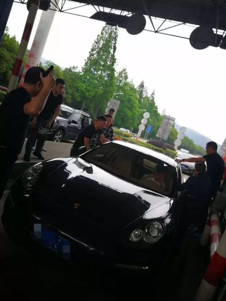 奶奶开保时捷接孙子 被两把刀架脖子上连人带车被劫