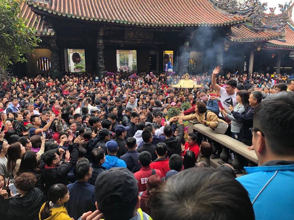 马英九春节发红包人气旺 台媒:现场照太惊人(图