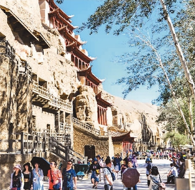 7月以来,包括敦煌莫高窟在内的很多著名旅游景点的游客出现井喷式增长。 王斌银摄(人民图片)