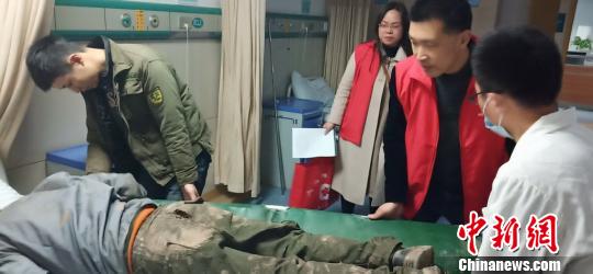 事故中的受伤人员正在接受治疗。 钟欣 摄