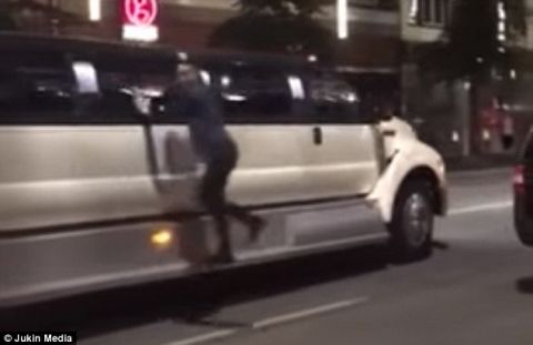 澳洲男子被路边豪车吸引 疯狂向车内人示爱 但之后悲剧了