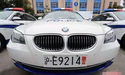比如说,警车就是四位数车牌,因为最后一个警子占据了一个字符,所以