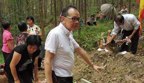 雷蒙德·张(音)去年回到位于广东开平的老家寻根(香港《南华早报》网站)