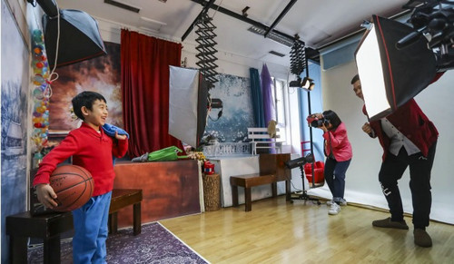 在北京的中国照相馆，摄影师正给一个孩子拍照。（香港《南华早报》网站）