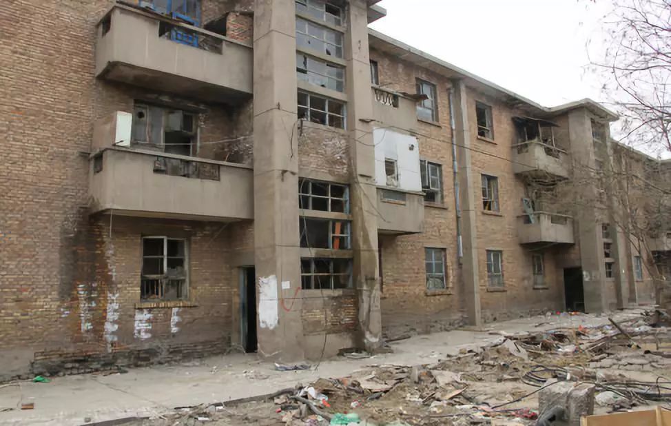 厂家属院的老房子建于上世纪70,80年代,主要有砖混平房和砖混楼房两种