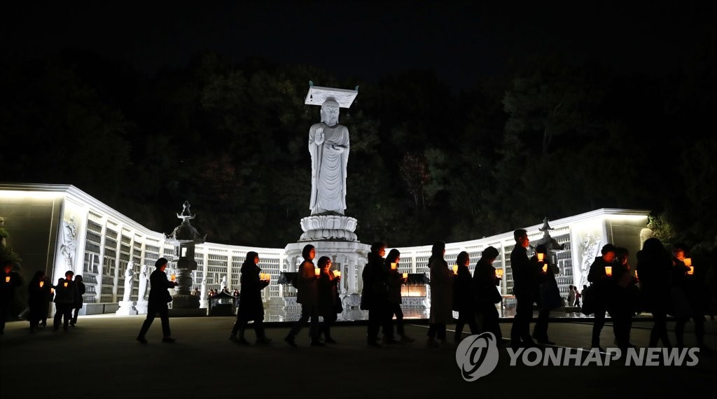 韩国高考来了 55万人报名家长学生举蜡烛连夜祈祷