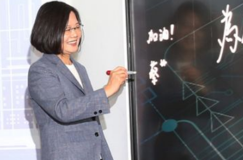 蔡英文签名,却只能写出“蔡艹”(台湾“中央社”)