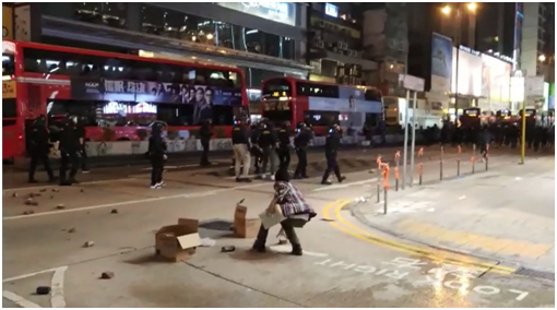 8日晚,香港有暴力分子向警方扔砖头(图片来源:港媒)