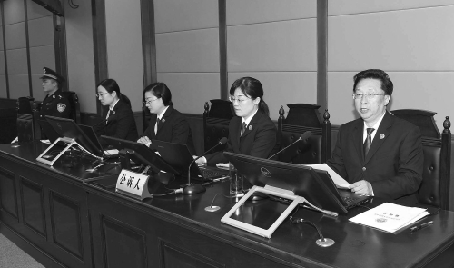 山东省潍坊市检察院检察长王桂春(右一)出庭支持公诉