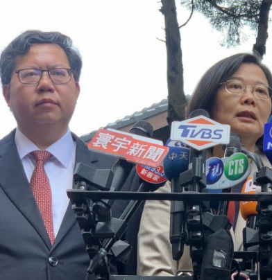 蔡英文(右)(台媒截图)