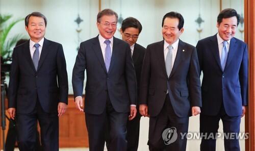 左起分别为韩国宪法法院院长李镇盛、总统文在寅、中选会委员长权纯一、国会议长丁世均、国务总理李洛渊