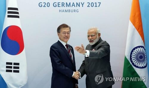 资料图：韩国总统文在寅（左）和印度总理莫迪