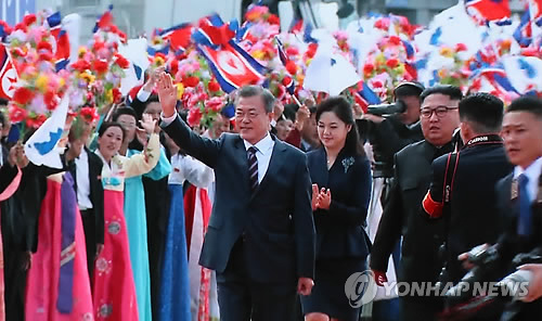 韓國總統文在寅乘專機抵達朝鮮平壤順安國際機場。朝方舉行歡迎儀式,朝鮮最高領導人金正恩在機場迎接。