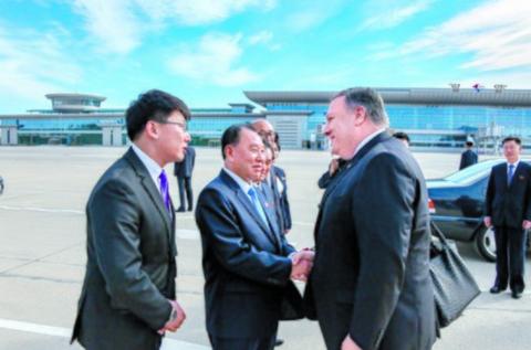 今年10月,金英哲在朝鲜迎接来访的蓬佩奥。(图/美国务院)