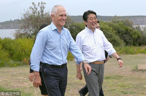 2017年1月,安倍与澳大利亚前总理特恩布尔走在悉尼港(视觉中国)
