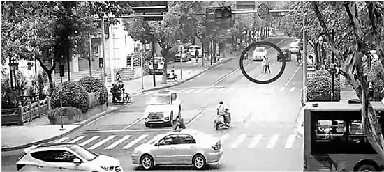 上图:李某某和母亲横穿马路。