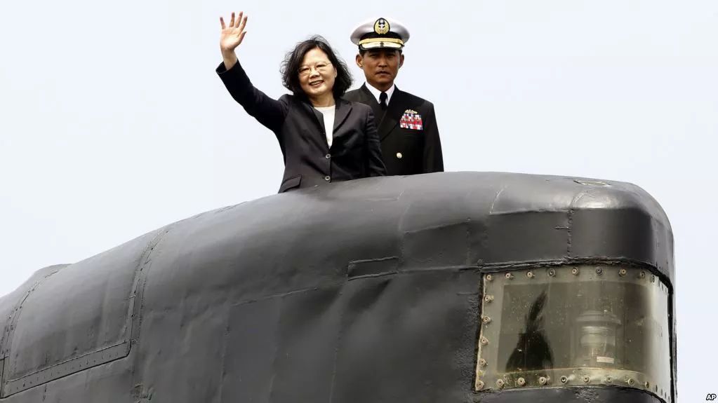 2017年蔡英文视察台潜艇部队，参观台湾海军剑龙级潜艇“海龙”号。