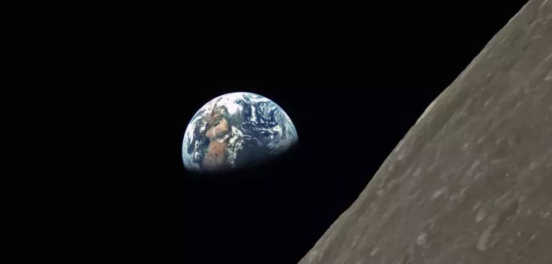 流浪地球爆火,中国卫星传回月球黑暗面与地球