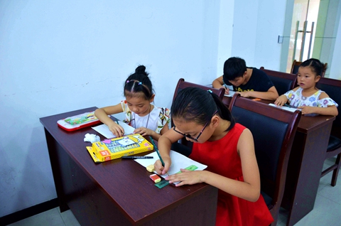万盛经开区万东镇:社区绘画小课堂 学生暑期好去处