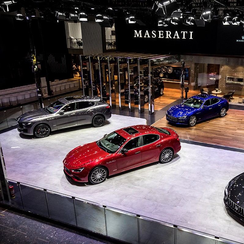 人山人海窥豪车  感觉身体被掏空