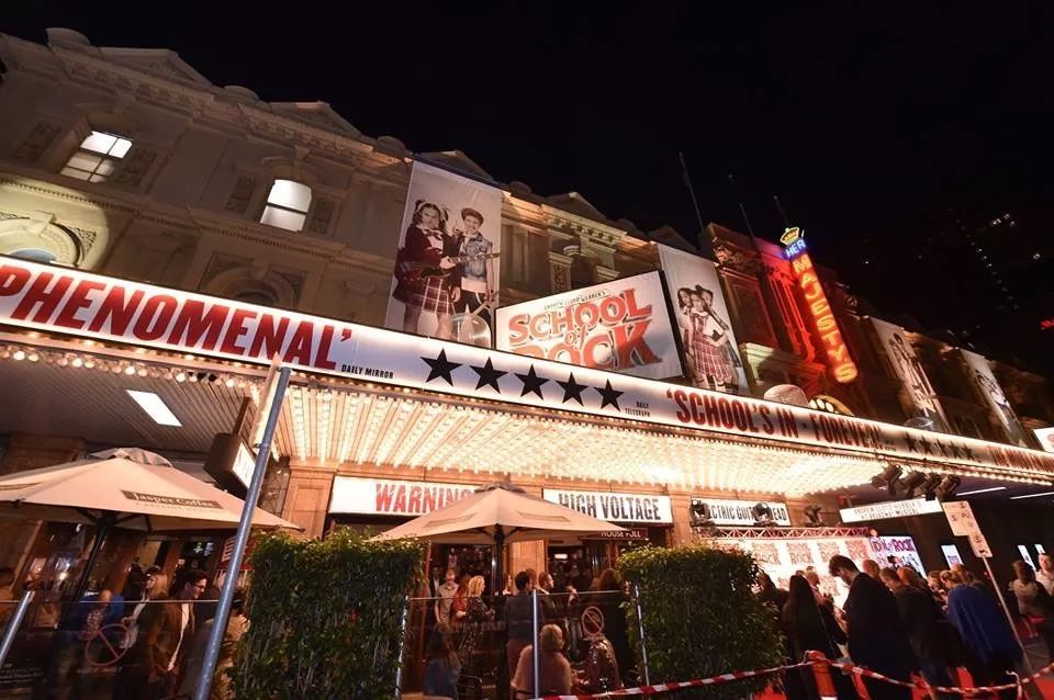 从《猫》、《剧院魅影》到《摇滚学校》,一个跨越16年的“首演之约” 从《猫》、《剧院魅影》到《摇滚学校》,一个跨越16年的“首演之约”