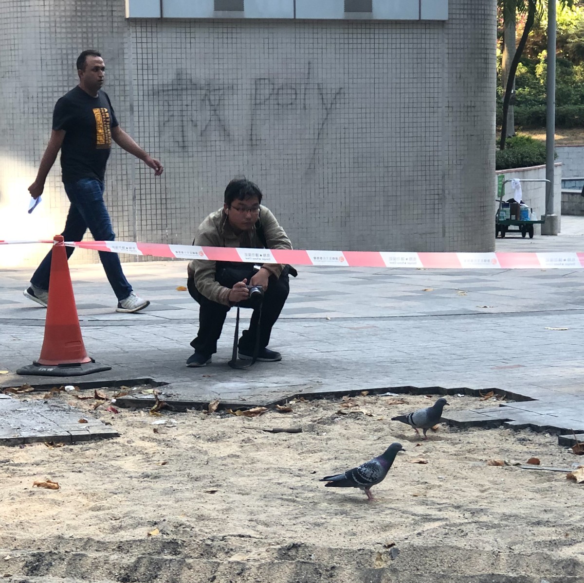 一道道城市的伤疤 记者直击香港街头被毁道路