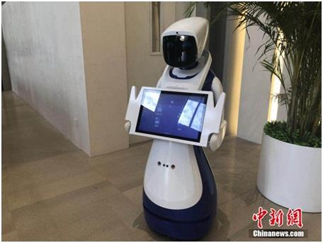 北京互联网法院内的智能机器人。冷昊阳 摄