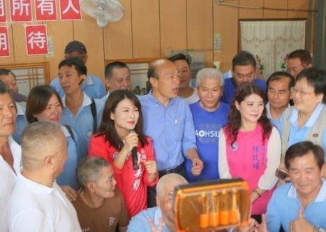 高雄出租车司机与国民党高雄市长候选人韩国瑜合影。(图片来源:台媒)