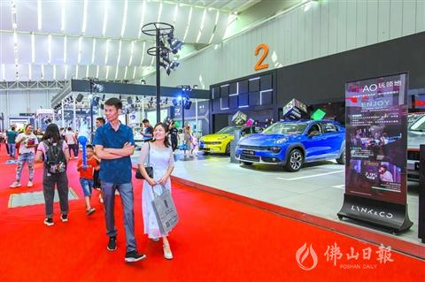 长假不少市民留在佛山逛车展：4天迎客15万人次