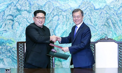 4月27日,朝鲜国务委员会委员长金正恩(左)与韩国总统文在寅在板门店交换签署的《为实现半岛和平、繁荣和统一的板门店宣言》(简称《板门店宣言》)。新华社发