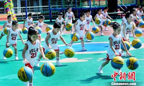 资料图:幼儿园小朋友正在拍球。 卓忠伟 摄
