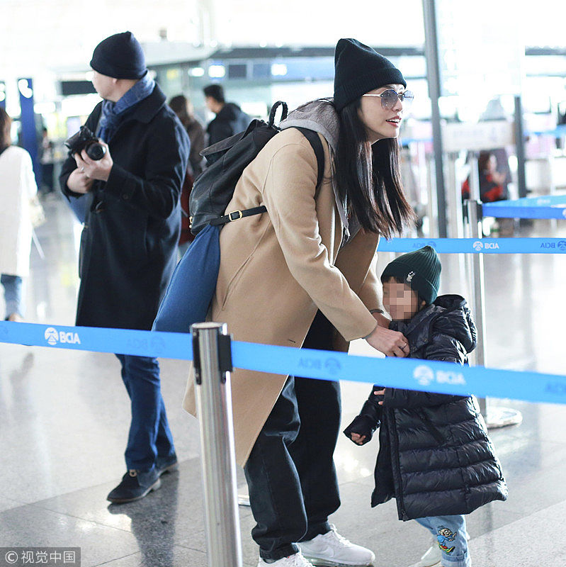 姚晨一家现身机场 画面温馨