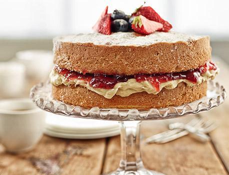 维多利亚海绵蛋糕-英国 这份甜点源自喜爱甜食的维多利亚女王,两片