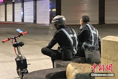 深夜街头,等待订单的代驾司机。受访人供图