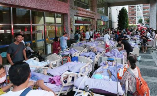 医院疏散病患。(图:台湾《中时电子报》/赵双杰 摄)
