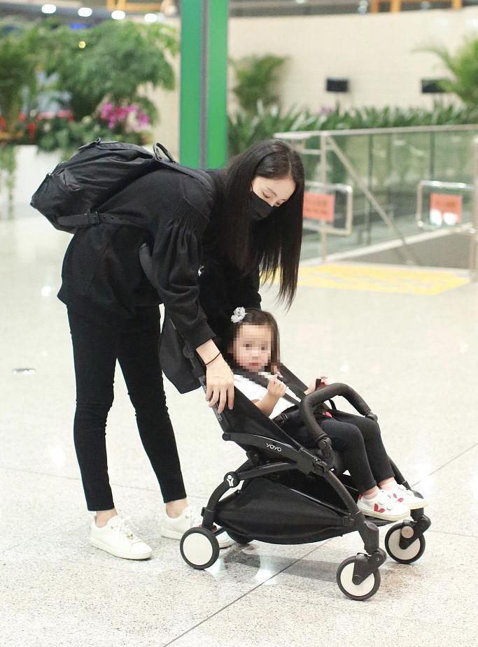 董璇一家搬往澳洲，神情憔悴照顾女儿，一个细节被质疑是摆拍